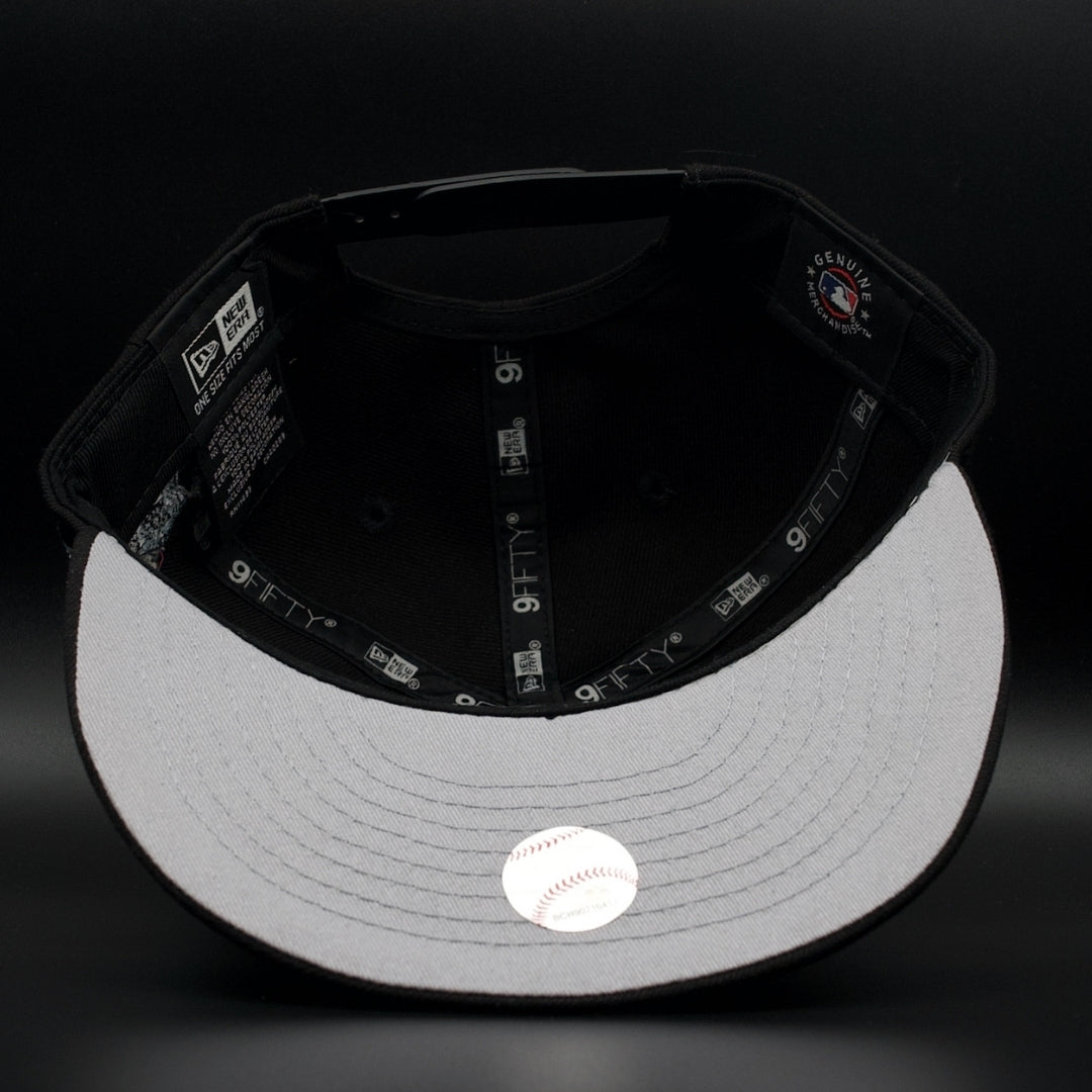 New York Yankees Black Cupid Love Banner Grey Brim 9FIFTY SnapBack Hat